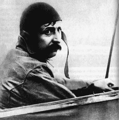 Понятное беспокойство Луи Блерио взлетает на своем самодельном моноплане Приз - фото 34