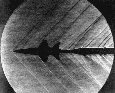 Модель X15 создает конус ударной волны во время испытаний в сверхзвуковой - фото 71