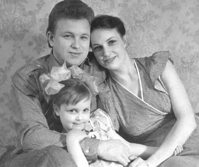 Семейное счастье Первое появление на телеэкране в Голубом огоньке 1984 г - фото 35