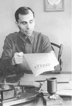 My father during the Great Patriotic War World War II reading Pravda 1943 - фото 2