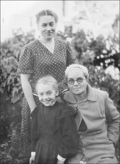 My grandmother my mother and Marina 1950 Ivanovo Lunch at my Leningrad - фото 4