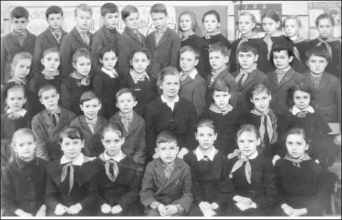 Third grade Vera Pavlovna in the center Dimka the hooligan next to her on the - фото 6