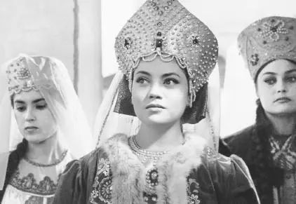Marina center in her first film role Dunyasha in RimskyKorsakovs The - фото 10