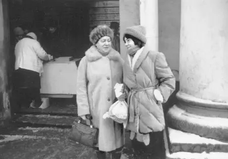 Visiting my mother in Leningrad after I had been in the US for five years - фото 12