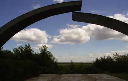 Day 4 The Broken Ring at Lake Ladoga the memorial at the start of the Road of - фото 10