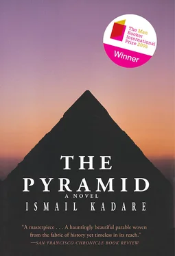 Ismail Kadare The Pyramid обложка книги