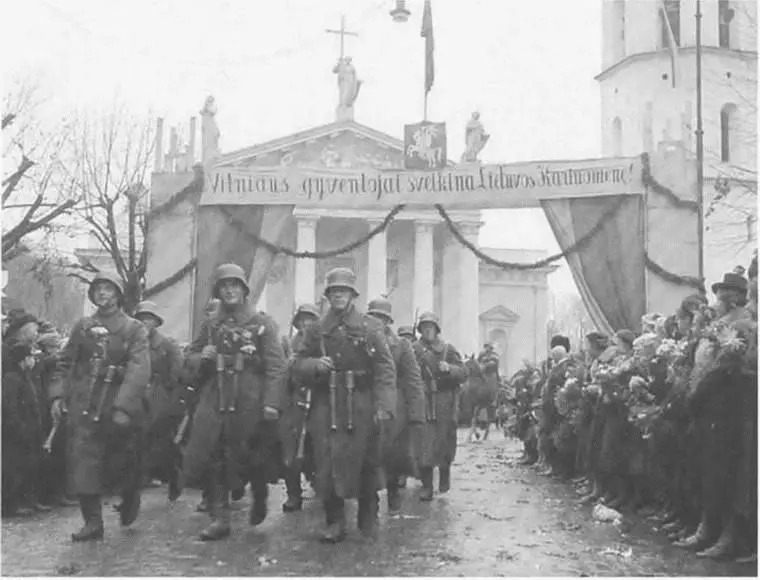 Литовские войска входят в Вильно переданное Советским Союзом Литве Октябрь - фото 4