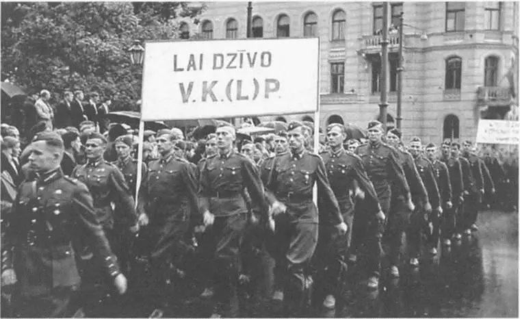 Латвийские военные маршируют под лозунгом Да здравствует коммунистическая - фото 7