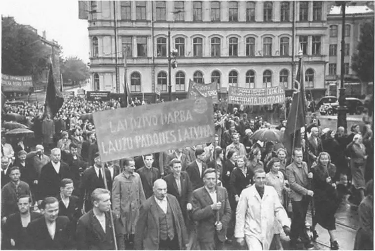 Митинг в поддержку включения Латвии в СССР Лето 1940 г Учения по - фото 8