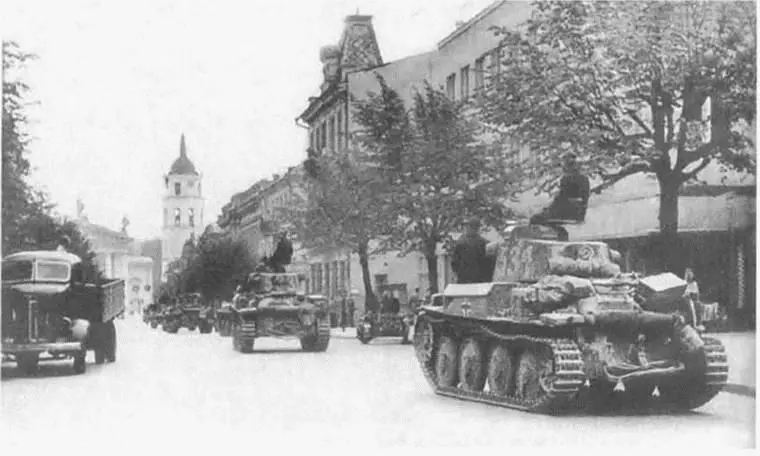 Немецкие танки входят в Вильнюс 25061941 г Жители Вильнюса встречают - фото 10