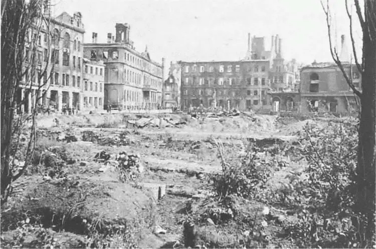 Исторический центр Риги после первых боев Июль 1941 г Из коллекции Виго Рауда - фото 14