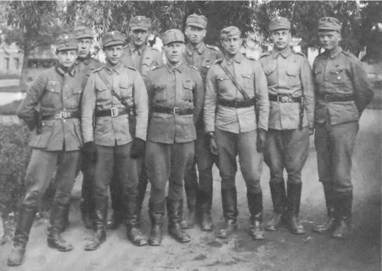 Эстонцы в форме финской армии и вермахта в Таллине Сентябрь 1941 г ERA F - фото 22