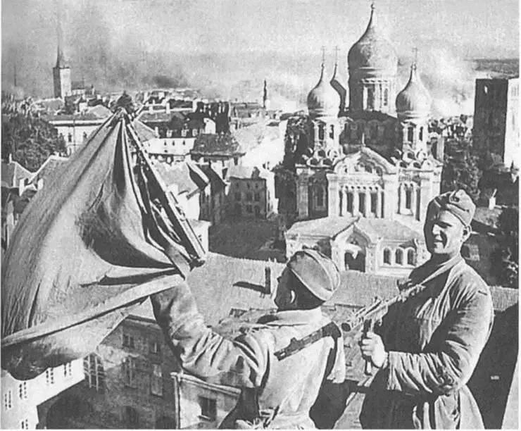 Советские солдаты водружают красный флаг на башне Тоомп в Таллине 1944 г - фото 53