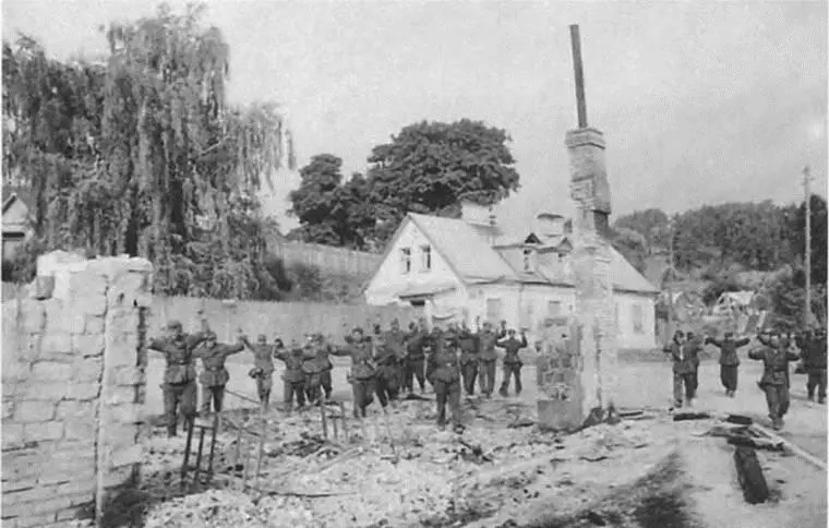 Солдаты вермахта сдаются в плен Вильнюс 1944 г Эвакуация литовцев с - фото 56