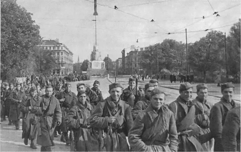 Советские солдаты у памятника Свободы Латвии Рига 1944 г Лесные - фото 58