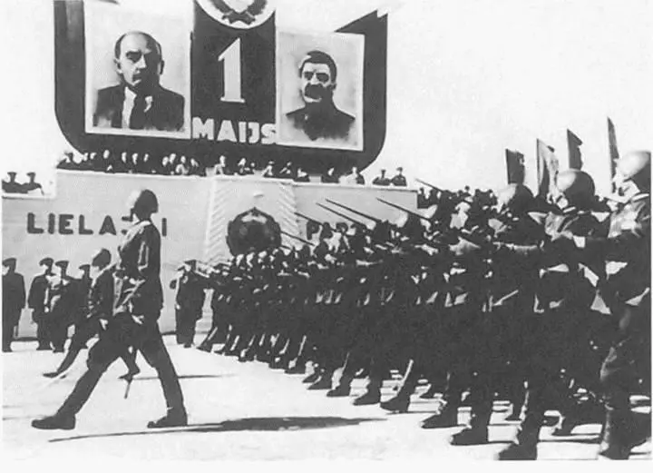 Первомайский парад в Риге 1946 г Шествие в День легионера в центре Риги - фото 64