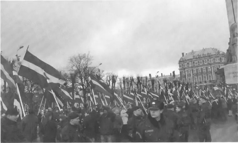 Шествие в День легионера в центре Риги 2008 г Примечания 1 В числе - фото 65