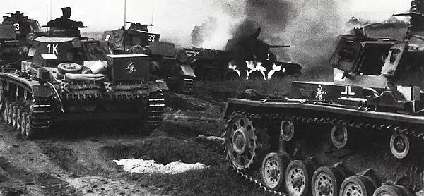 Подразделение PzIII 11й танковой дивизии продвигается вглубь советской - фото 293