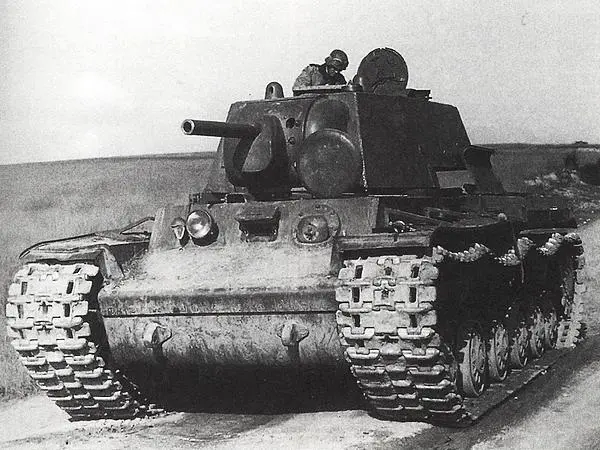 Немецкий солдат осматривает тяжёлый советский танк КВ1 оставленный без - фото 302