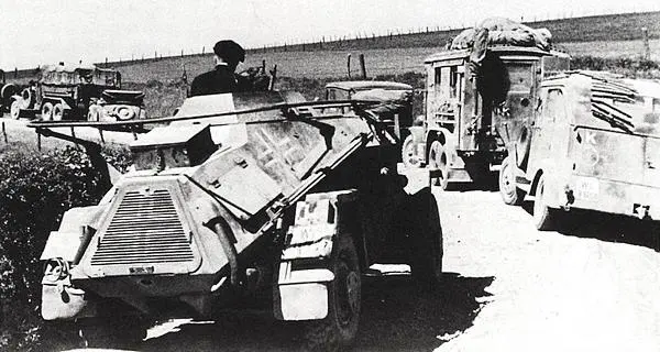 Колонна одной из частей 1й танковой группы на марше На переднем плане - фото 305