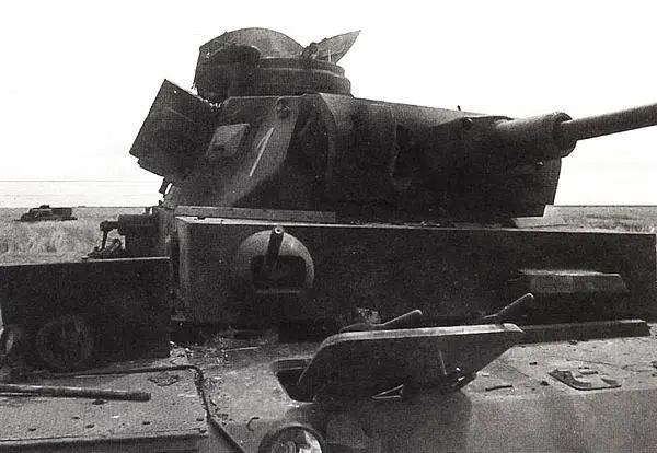 Немецкий средний танк PzIII AusfJ подбитый на Южном фронте Июль 1941 года - фото 309