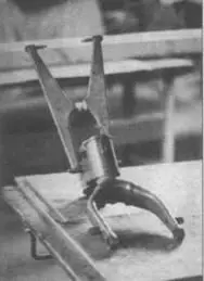 Два снимка вилки хвостового колеса Fw 190D9 вид сзади и сбоку Выхлопные - фото 108
