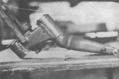 Два снимка вилки хвостового колеса Fw 190D9 вид сзади и сбоку Выхлопные - фото 109