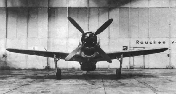Тот же прототип Fw 190V18U1 вид спереди Хорошо видны воздухозаборкники под - фото 17