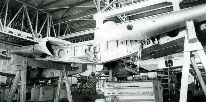 Крыло в сборочном цеху Верхняя сторона крыла ранних Fw 190A Крыло в - фото 112