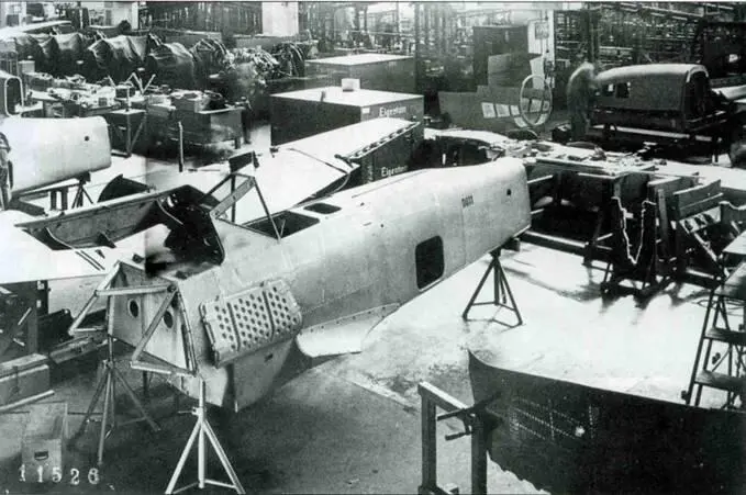 Сборочная линия Fw 190А0 Два снимка показывающие внутреннюю конструкцию - фото 115