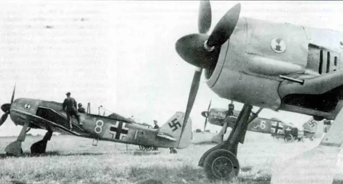 Fw 190A3 из 7JG 2 В кабине самолета Я1 сидит оберлейтенант Курт Гольцш - фото 76