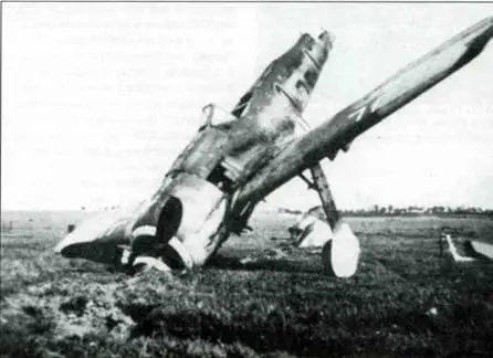Сбитый Fw 190F8R1 с бомбодержателями ЕТС 71 под крыльями Самолет принадлежал - фото 89
