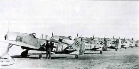 Два снимка Шеренга Fw 190F2 вероятно из SKG 10 на аэродроме в Демблине - фото 92