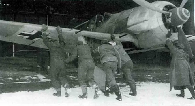 Самолеты Fw 190A6 отличались усиленными крыльями в консолях которых стояли - фото 205