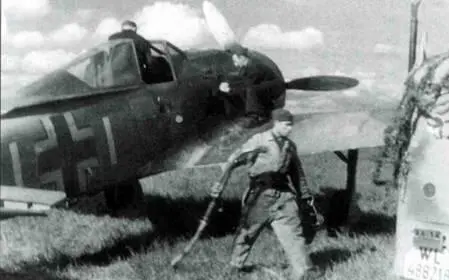 Fw 190AS Рядом с открытой горловиной бензобака виден дополнительный бортовой - фото 221