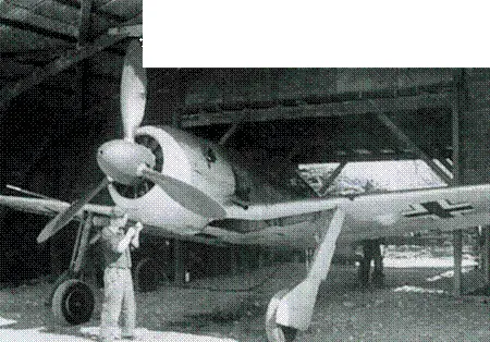 Механик закрывает капот самолета Fw 190А3 из JG 2 Внутренние створки ниши - фото 63