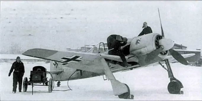Наиболее цветастые обозначения можно было увидеть на самолетах из JG 54 - фото 88