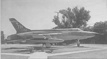 Оснащенный системой Тандерстайк II истребительбомбардировщик F105D ТН - фото 102
