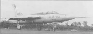 Первый F105F выруливает па взлетную полосу аэродрома фирмы Рипаблик в - фото 106
