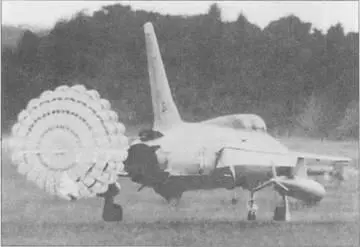 Посадка самолета F105F на одной из авиабаз Западной Германии снимок сделан - фото 109