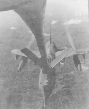 Дозаправка в воздухе истребителябомбардировщика F105D снимок сделан с борта - фото 78