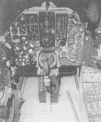 Приборная доска истребителябомбардировщика F105D значительно отличается от - фото 81
