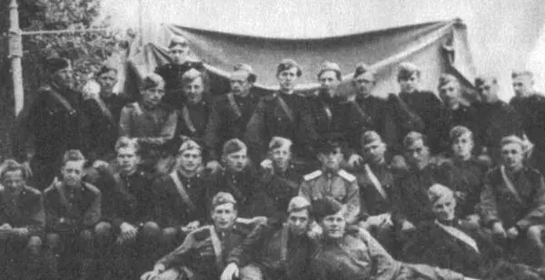 На военных сборах 1955 На первомайской демонстрации На север Пермской - фото 13