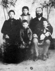 Эли и Михля Кестлихер с дочками Шивой и Бетей и сыном Гришей Нюней 18951898 - фото 7