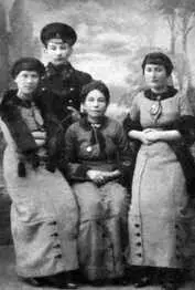 Сестры Шива и Бетя с братом Гришей и мамой Михлей 19151920 гг Бабушка - фото 8