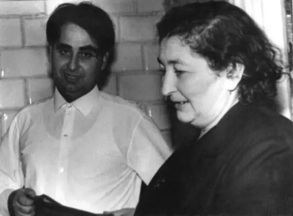 Д Н Зельцер и мама в нашей квартире на Пушкинской 45 1970 г Такие - фото 62