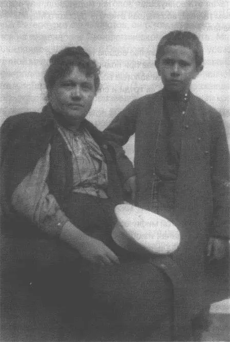 С матерью 1890 г Потом Толстой в своих зрелых писаниях покажет что дар - фото 1