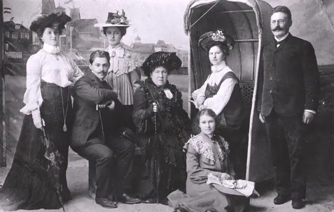 Семья Дымшиц Софья в шляпе рядом с Лео Софья родилась в 1884 году при том - фото 2