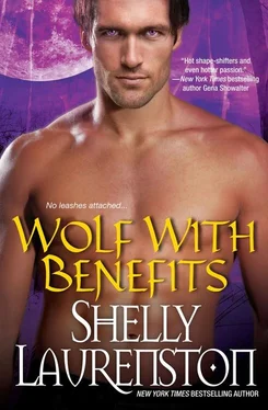 Shelly Laurenston Wolf with Benefits обложка книги