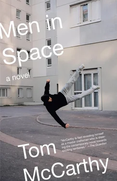 Tom Mccarthy Men in Space обложка книги